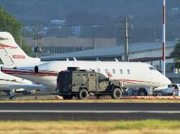 Avión y vehículo de seguridad utilizados en operativos de traslado de detenidos, en medio de la presión de Estados Unidos para reforzar acciones contra cárteles. AFP
