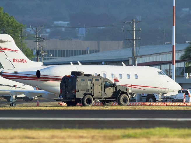 Avión y vehículo de seguridad utilizados en operativos de traslado de detenidos, en medio de la presión de Estados Unidos para reforzar acciones contra cárteles. AFP