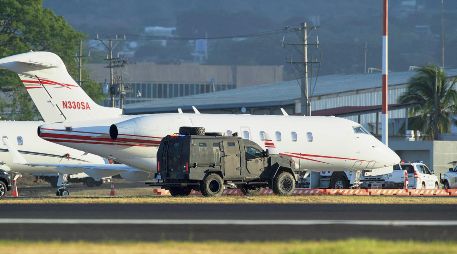 Avión y vehículo de seguridad utilizados en operativos de traslado de detenidos, en medio de la presión de Estados Unidos para reforzar acciones contra cárteles. AFP