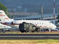 Avión y vehículo de seguridad utilizados en operativos de traslado de detenidos, en medio de la presión de Estados Unidos para reforzar acciones contra cárteles. AFP