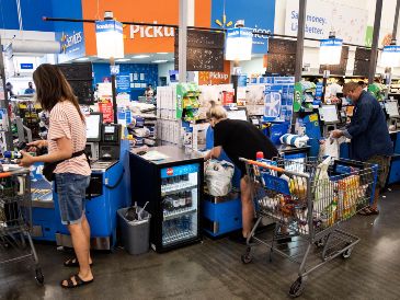 Las ofertas son válidas en las más de 2 mil sucursales físicas de Walmart y en su tienda en línea, que tiene las modalidades de entrega a domicilio y "pickup". EFE/Archivo