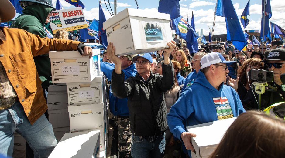 Simpatizantes cargan cajas con firmas para solicitar un referendo de separación a la Comisión Electoral de Alberta, el lunes 4 de mayo de 2026, en Alberta, Canadá. AP / Jason Franson / The Canadian Press