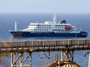El crucero holandés MV Hondius se encuentra anclado en Cabo Verde tras la muerte de tres personas a bordo a causa del hantavirus, un síndrome respiratorio agudo. EFE/ARCHIVO