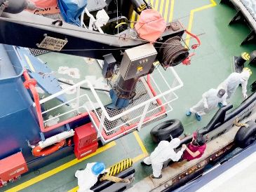 Trabajadores de la salud desembarcan del MV Hondius, un crucero que lleva a casi 150 personas, frente a Cabo Verde, el 4 de mayo del 2026. AP/ Qasem Elhato