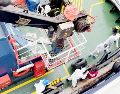 Trabajadores de la salud desembarcan del MV Hondius, un crucero que lleva a casi 150 personas, frente a Cabo Verde, el 4 de mayo del 2026. AP/ Qasem Elhato