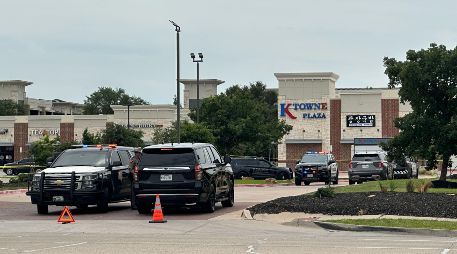 Policías acuden al lugar de un tiroteo en K Towne Plaza en Carrollton, Texas. AP/J. Stengle