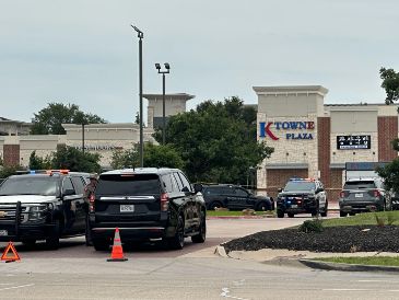 Policías acuden al lugar de un tiroteo en K Towne Plaza en Carrollton, Texas. AP/J. Stengle