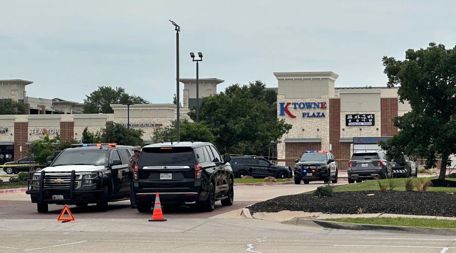 Policías acuden al lugar de un tiroteo en K Towne Plaza en Carrollton, Texas. AP/J. Stengle
