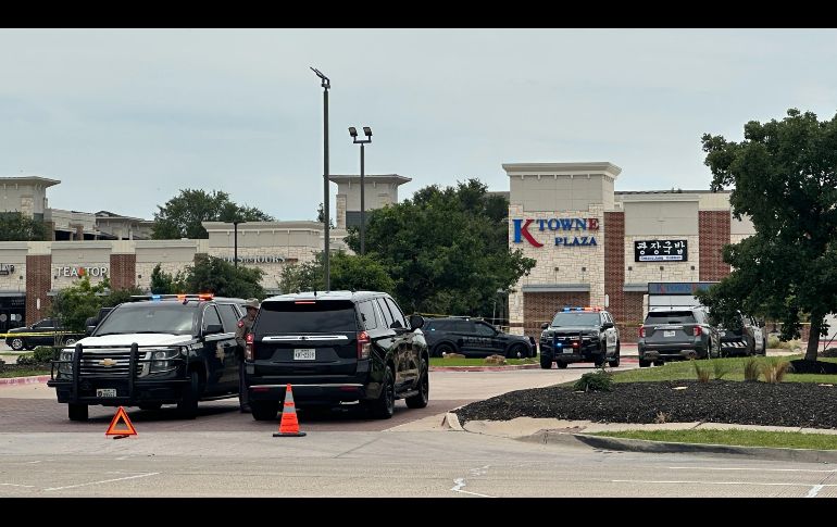 Policías acuden al lugar de un tiroteo en K Towne Plaza en Carrollton, Texas. AP/J. Stengle