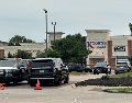 Policías acuden al lugar de un tiroteo en K Towne Plaza en Carrollton, Texas. AP/J. Stengle