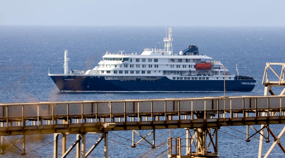 La OMS investiga una inusual transmisión de persona a persona del letal virus Andes a bordo del MV Hondius mientras España organiza un operativo de desembarque. EFE/E. Monteiro