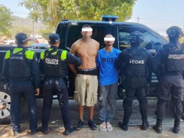 La intervención se realizó sobre el cruce de avenida del Abad Sur y avenida Paseo El Torreón, donde policías localizaron a dos hombres afuera de un domicilio cuyas características coincidían con las de las personas que habían sido identificadas previamente por las autoridades. CORTESÍA