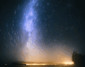 Según la (NASA), este evento ocurre cuando la Tierra cruza la estela de fragmentos dejada por el cometa Halley en sus trayectorias anteriores. CANVA