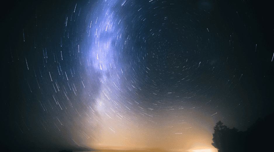 Según la (NASA), este evento ocurre cuando la Tierra cruza la estela de fragmentos dejada por el cometa Halley en sus trayectorias anteriores. CANVA
