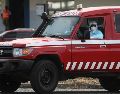 Una ambulancia que transporta a uno de los tres pasajeros sospechosos de tener hantavirus en el crucero. EFE/E. MONTEIRO