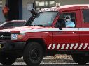 Una ambulancia que transporta a uno de los tres pasajeros sospechosos de tener hantavirus en el crucero. EFE/E. MONTEIRO