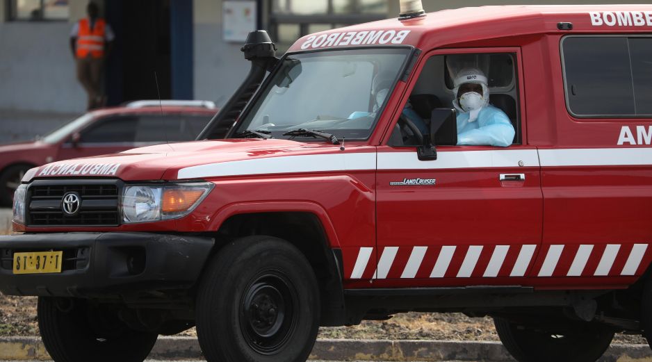 Una ambulancia que transporta a uno de los tres pasajeros sospechosos de tener hantavirus en el crucero. EFE/E. MONTEIRO
