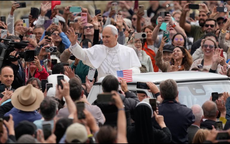 El papa León XIV llega a su audiencia general seminal en la Plaza de San Pedro, en el Vaticano, el miercoles 6 de mayo de 2026. AP/ G. Borgia