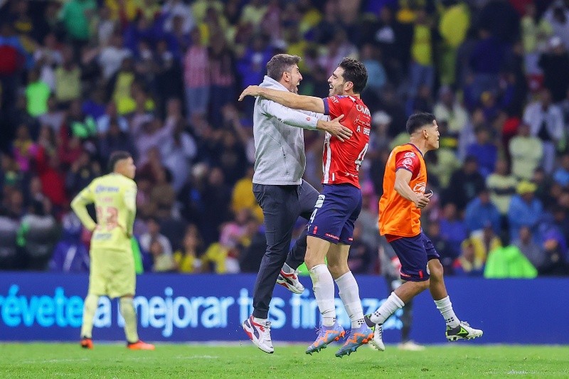 Veljko Paunovic, director tecnico y Antonio Briseño en festejo, durante el partido de vuelta de las Semifinales del torneo Clausura 2023. IMAGO7 / ARCHIVO