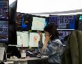 En la jornada también resaltó un descenso en el precio del petróleo WTI, que llegó a menos de 100 dólares el barril. EFE/J. Heon-Kyun