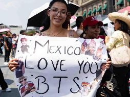 A pesar del calor, las ARMYS llegaron con carteles para demostrarle su amor a BTS. SUN/H. Salvador