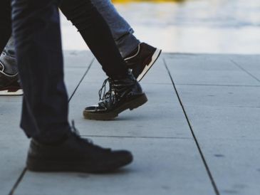 El calzado no solo influye en la comodidad al caminar, también puede afectar directamente la salud de los pies, las rodillas e incluso la postura corporal. Pixabay