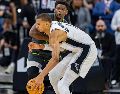 San Antonio respondió con una actuación colectiva dominante y frenó por completo a los Timberwolves en un duelo físico para mantener viva la Semifinal del Oeste. EFE/ C. Ramírez.