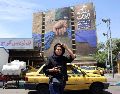 Teherán. Una mujer iraní pasa frente a un cartel con propaganda, que proclama el dominio de ese Gobierno sobre el Estrecho de Ormuz. EFE/A. Taherkenareh