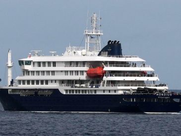 Se tiene previsto que el crucero MV Hondius atraque el próximo sábado en el puerto de Granadilla de Abona, España. AP