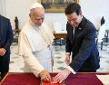 Rubio, católico, fue recibido esta mañana a las puertas del Palacio Apostólico por el prefecto de la Casa Pontificia, el bosnio Peter Rajic, y conducido después ante León XIV. EFE/VATICANO