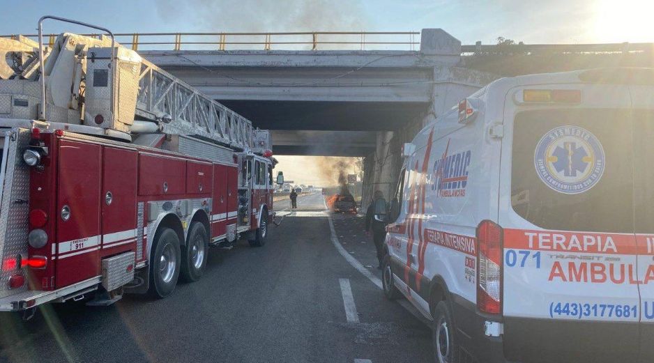Hasta el momento, no se han dado a conocer las causas que originaron el fuego en el vehículo. ESPECIAL / Protección Civil y Bomberos de Jalisco