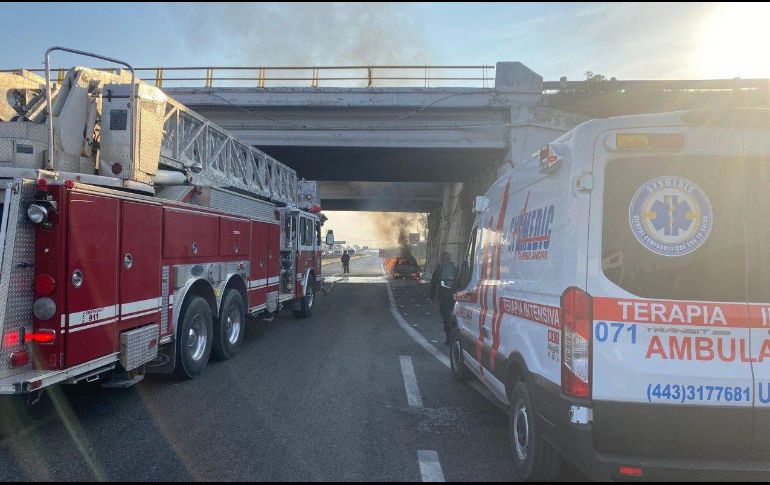 Hasta el momento, no se han dado a conocer las causas que originaron el fuego en el vehículo. ESPECIAL / Protección Civil y Bomberos de Jalisco