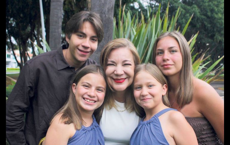 Camila, Jorge, María Emilia, María José y Georgina Gómez. GENTE BIEN JAISCO / Revista del 8 de mayo 2026