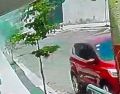 La agresión ocurrió en el cruce de las calles Juan Gil Preciado y Lázaro Cárdenas, donde cuatro hombres a bordo de un vehículo color negro les cerraron el paso y abrieron fuego contra los agentes. ESPECIAL