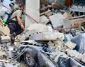Rescatistas inspeccionan un área residencial tras los ataques aéreos israelíes, en Saksakiyeh, en el sur de Líbano. XINHUA/A. Hashisho