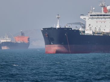 Petroleros anclados en el estrecho de Ormuz, frente a Bandar Abbas, Irán. AP/A. Khorgooi