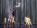La puesta en escena, que también tendrá funciones  hoy y el sábado, convirtió el recinto tapatío en un espacio donde el circo contemporáneo desplazó los límites del ballet clásico. EL INFORMADOR/ J. ACOSTA.