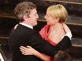 Paul Mescal y Jessie Buckley se abrazan tras conocer que la actriz se llevó al Oscar a Mejor Actriz por la cinta “Hamnet”. AFP