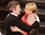 Paul Mescal y Jessie Buckley se abrazan tras conocer que la actriz se llevó al Oscar a Mejor Actriz por la cinta “Hamnet”. AFP