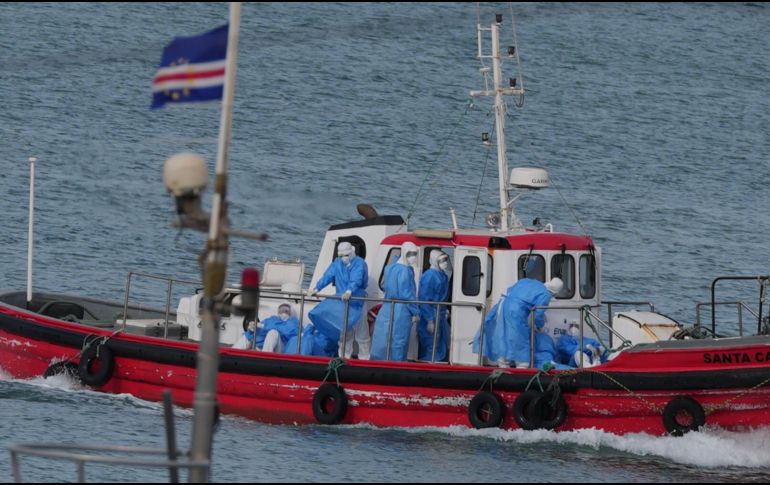 El día de ayer, personal sanitario acudió al crucero MV Hondius, portando equipo de protección personal con el objetivo de evacuar a los pacientes portadores del virus. AP