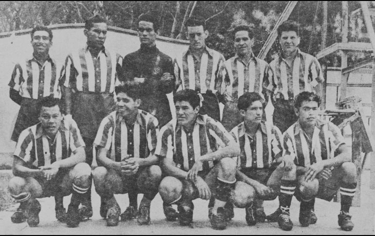Imagen de archivo del primer equipo profesional de Chivas, en 1943. EL INFORMADOR / ARCHIVO
