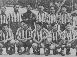 Imagen de archivo del primer equipo profesional de Chivas, en 1943. EL INFORMADOR / ARCHIVO