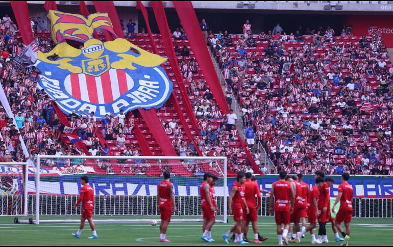 Durante el entrenamiento, los jugadores realizaron ejercicios regenerativos en medio de un ambiente de fiesta. CORTESÍA/ CHIVAS.