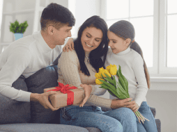 Regalar flores es un lenguaje simbólico donde cada especie y color transmite emociones específicas. CANVA
