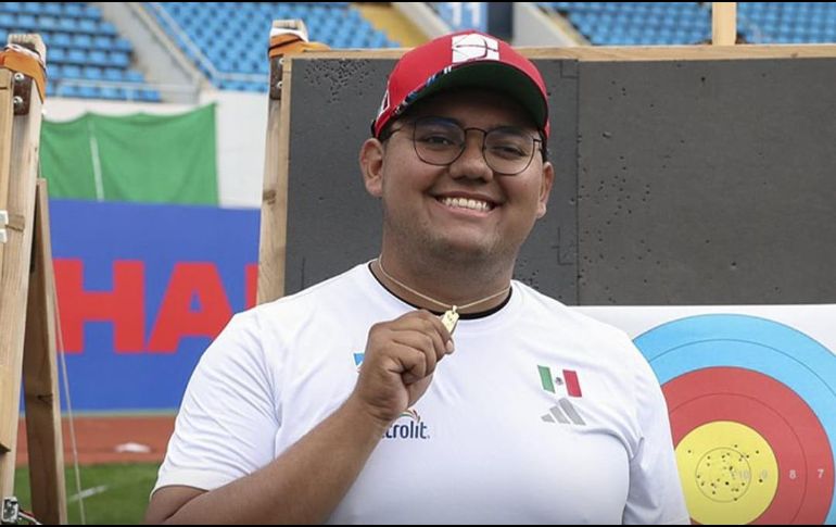 Sebastián García mostrando su cadena de oro tras vencer a Nicolas Girard en la final de la Copa del Mundo de tiro Con Arco. ESPECIAL / X: @conadeoficial