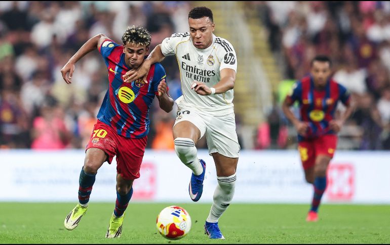 El cuadro blaugrana suma 88 puntos y aventaja por 11 unidades al conjunto merengue. AFP/ ARCHIVO.