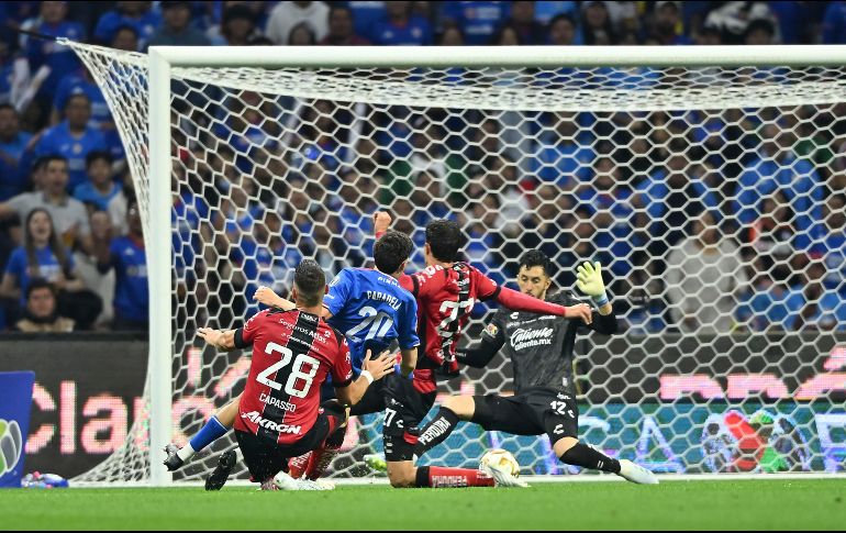 José Paradela anota el gol que sentenció el marcador y dio el pase a semifinales al Cruz Azul. IMAGO7/E. Espinosa