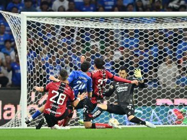 José Paradela anota el gol que sentenció el marcador y dio el pase a semifinales al Cruz Azul. IMAGO7/E. Espinosa
