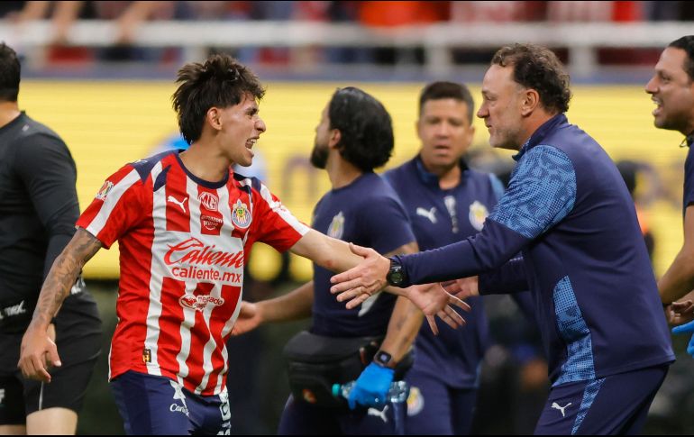 Milito también habló sobre el presente de Santiago Sandoval, quien se convirtió en la principal figura del partido. EFE/F. Guasco