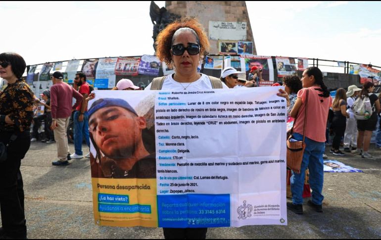 Cada familia llevaba en mano las pancartas, carteles y lonas con los rostros de sus hijas e hijos y sus fichas de búsqueda. EL INFORMADOR/ J. Acosta